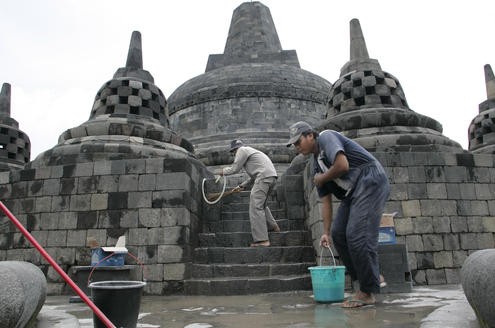 Helfer säubern den Borobudur Tempel von Vulkanasche.