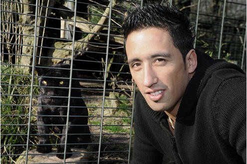 La Pantera trifft echten Panther: BVB-Torjäger Lucas Barrios im Dortmunder Zoo mit Panther-Dame Chica. 