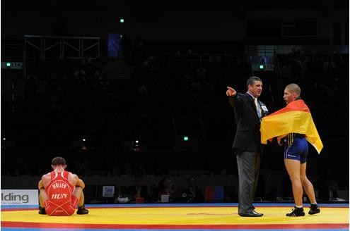 Deutschlands Saba Arash Javad Bolaghi gewann bei der Ringer-EM in Dortmundsa Westfalenhalle die Bronzemedaille gegen den Ungarn Gergely Wöller.