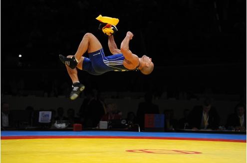 Deutschlands Saba Arash Javad Bolaghi gewann bei der Ringer-EM in Dortmundsa Westfalenhalle die Bronzemedaille gegen den Ungarn Gergely Wöller.