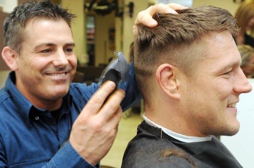 Besuch bei Friseur Frank Wappler in Witten. Mirko Englich wird schön gemacht für die Europameisterschaft in Dortmund. Foto: Monika Kirsch / WAZ FotoPool