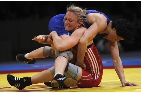 Christiane Knittel kämpft gegen Ludmilla Cristea aus Moldava (in blau).