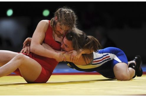 Khrystyna Daranutsa (blau) aus der Ukraineim Duell mit Cristina Raluca Croitoru aus Rumänien.