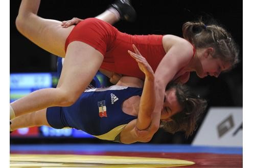 Khrystyna Daranutsa (blau) aus der Ukraineim Duell mit Cristina Raluca Croitoru aus Rumänien.