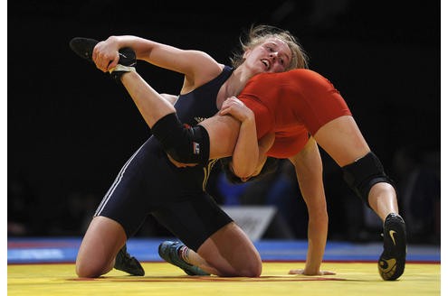 Katarzyna Krawczyk (blau) aus Polen im Kampf mit der Griechin Maria Prevolaraki.