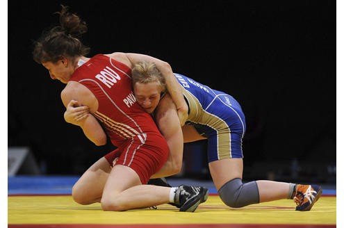 Maria Gurova (blau) aus Russland gegen die Rumänin Ana Maria Paval.