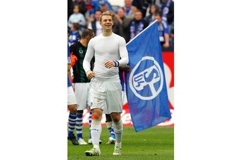 Manuel Neuer ist auf Grund seiner natürlichen Art der Schalker Fan-Liebling. Durch seine konstant starken Leistungen begehrt ihn aber auch die Konkurrenz.