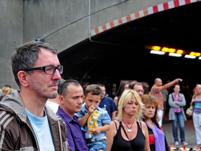 Matthias Roeingh alias Dr. Motte, Erfinder und Gründer der Loveparade. Seit dem Ende der Berliner Parade und der Übernahme des Spektakels durch Rainer Schallers Firma McFit kritisierte er die Veranstaltungen im Ruhrgebiet und Schallers Profitstreben. Noch am Abend der Katastrophe von Duisburg sagte Schallers Erzfeind: „Die Veranstalter sind schuld.“ Am 1. August besuchte er die Unglücksstelle, brach vor Fotografen in Tränen aus und kniete nieder. Auf einer Pressekonferenz im November 2010 kündigte Dr. Motte an, ...