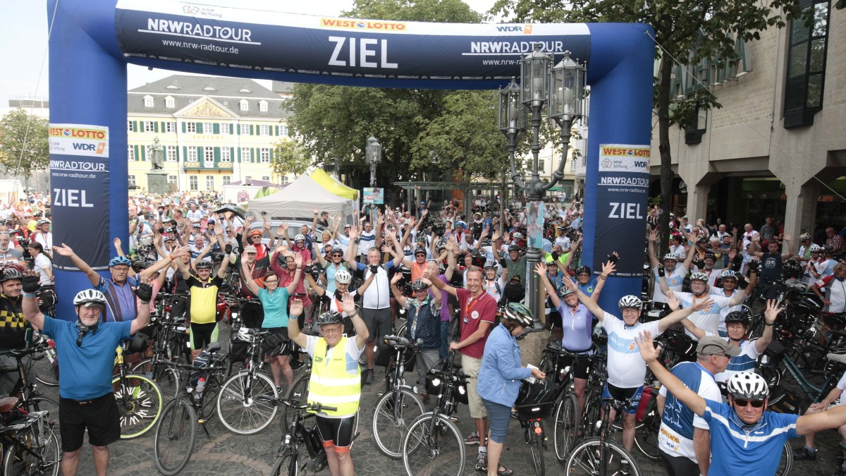 Anmeldung jetzt möglich: Die diesjährige NRW-Radtour führt vom 18. bis 21. Juli durch die Region Ostwestfalen-Lippe. Partner von WestLotto sind erneut die NRW-Stiftung Naturschutz, Heimat- und Kulturpflege sowie WDR 4.