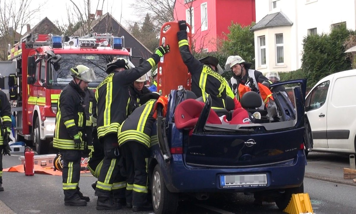 2017_12_16_Unfall_Strassenbahn_Dortmund (12).jpg