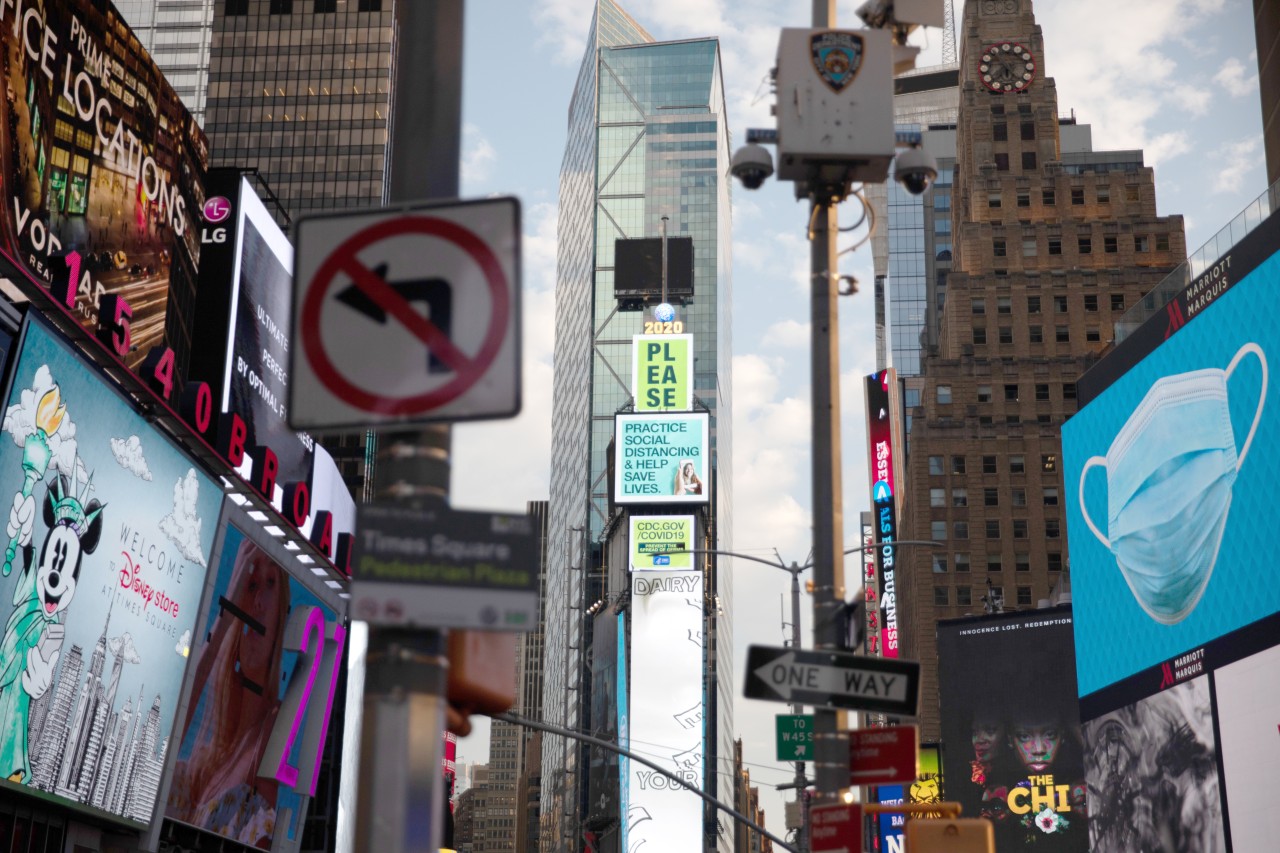 Auf den elektronischen Plakatwänden am Times Square wird auf die Hygiene- und Abstandsregeln in Zeiten der Corona-Pandemie hingewiesen. New York war das US-Epizentrum der Corona-Pandemie. Inzwischen steht die Metropole besser da, so dass am am 6. Juli die nächste Lockerungs-Phase starten kann. Aber bis die mehr als 60 Millionen Touristen pro Jahr an ihren Sehnsuchtsort zurückkehren können, wird es wohl noch dauern. 