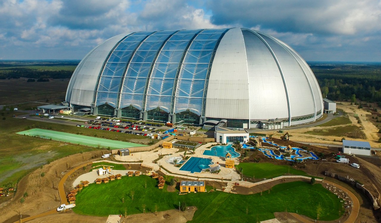 Самый большой в европе. Tropical Islands, Краусник, Германия. Tropical Islands Resort (Хальбе, Германия). Аквапарк в ангаре для дирижаблей Германия. Аквапарк тропические острова Германия дирижабль.