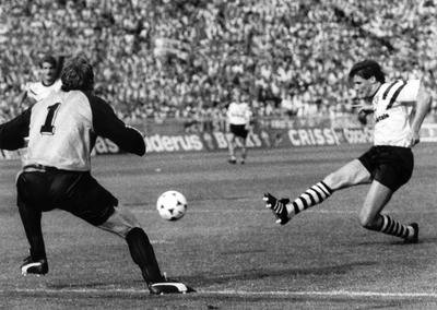 ARCHIV - Norbert Dickel (r) von Borussia Dortmund überwindet Torhüter Oliver Reck von Werder Bremen und erzielt den 1:1-Ausgleich im DFB-Pokal Finale in Berlin (Archivfoto vom 24.06.1989). Borussia Dortmund feiert am 19. Dezember 2009 seinen100. Geburtstag. dpa (zu dpa-Korr.: "Fußball-Hochburg mit Kultstatus: BVB feiert 100." vom 16.12.2009) +++(c) dpa - Bildfunk+++