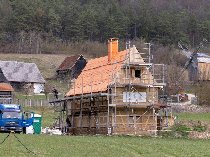 Arbeiter rüsten das neu erworbene Landwohnhaus aus Abtsbessingen ein, das zu den Neuzugängen des Museumsdorfs Hohenfelden gehört.