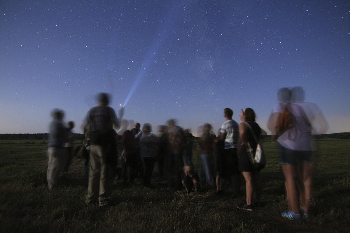 Bei einer Nachtwanderung im Sternenpark Westhavelland bietet der Himmel ein eindrucksvolles Bild.