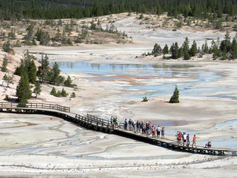 Besucher am Norris Geyser Basin: Yellowstone ist einer der bekanntesten Nationalparks der USA.