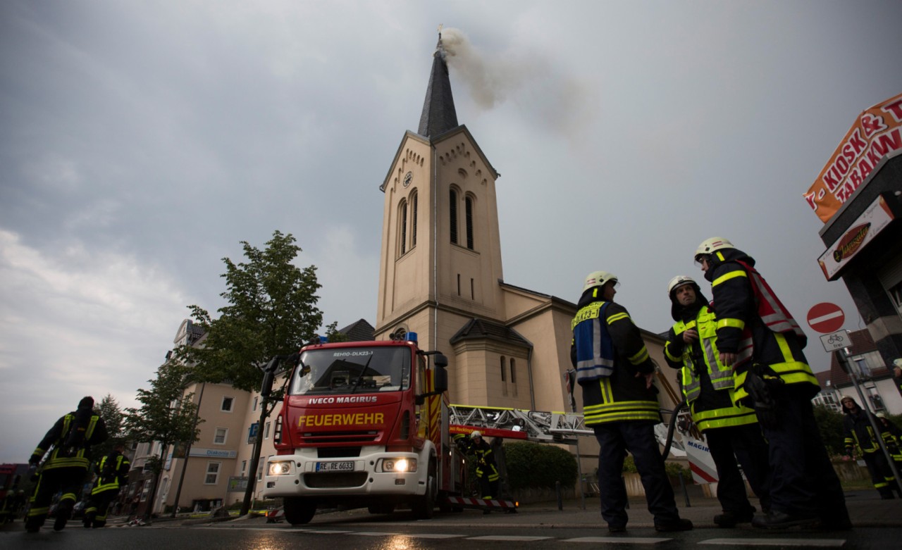 In die Gustav-Adolf-Kirche in Recklinghausen ist bei einem Gewitter am Sonntag ein Blitz eingeschlagen. (Foto: dpa)