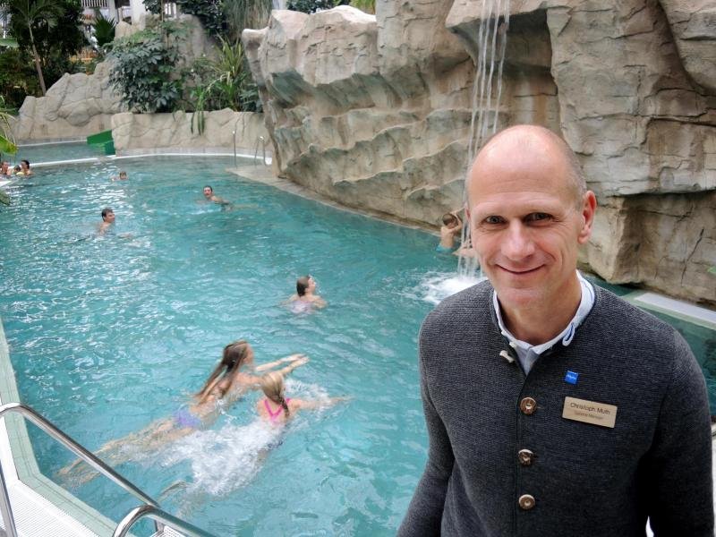 Christoph Muth, der Manager der neuen Center Parcs Allgäu Ferienanlage, vor der tropischen Badewelt Aqua Mundo.