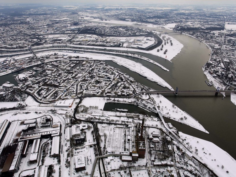 Ruhrmündung mit Ruhrorter Eisenbahnhafen und Ruhort im Schnee.