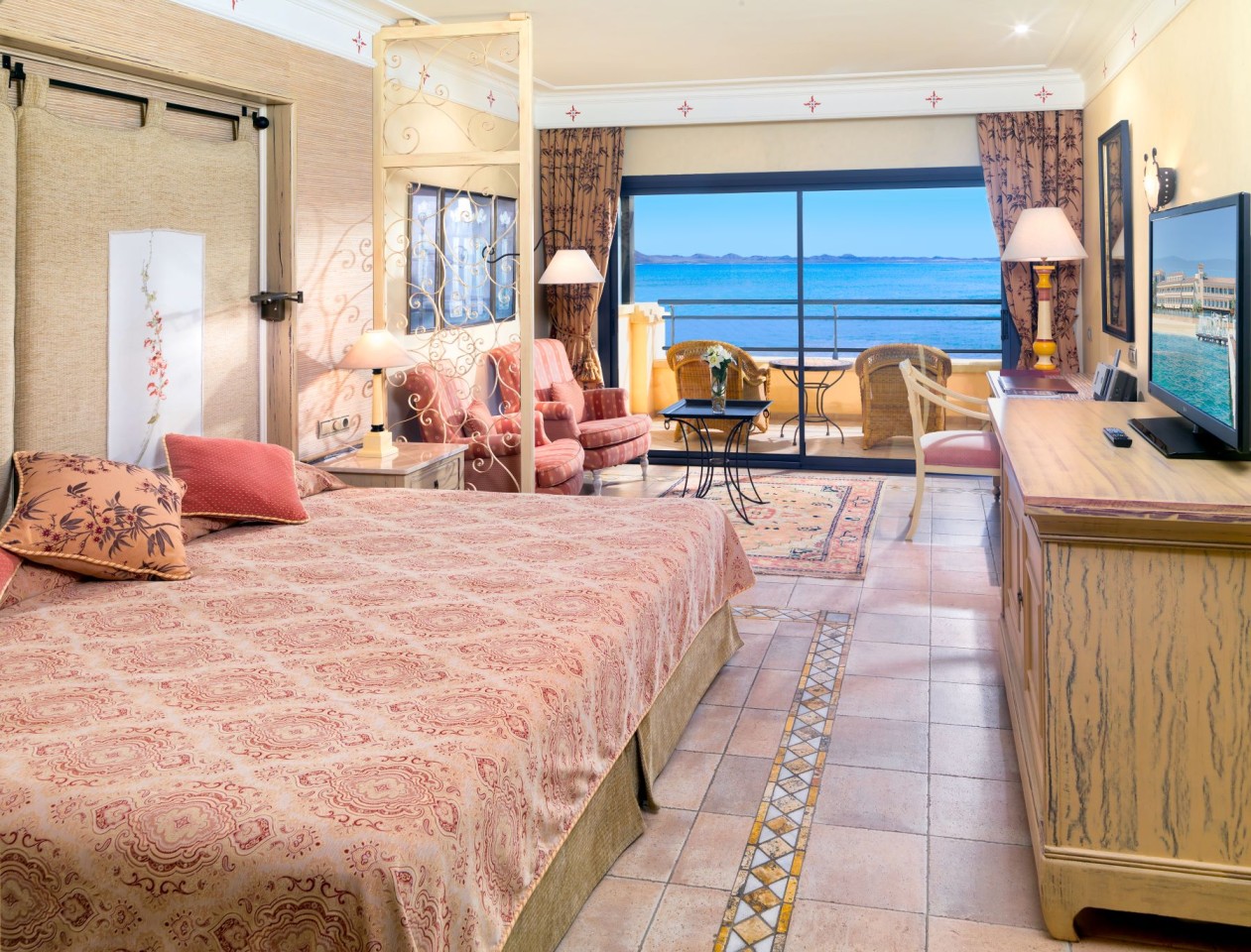 Die Deluxe Doppelzimmer bieten eine wunderschöne Aussicht auf Meer oder Pool.