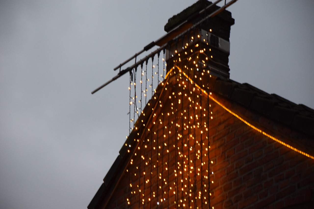 Das Haus leuchtet von ganz oben bis unten.