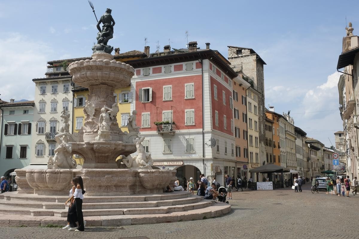 Der Domplatz mit dem Neptunbrunnen ist der Mittelpunkt von Trient. 