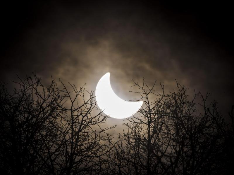 Der Mond hat sich vor die Sonne geschoben. Erstmals seit sechs Jahren ist am 10. Juni über Deutschland wieder eine partielle Sonnenfinsternis zu sehen.