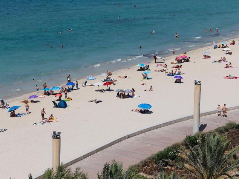 Der Strand von El Arenal: Wegen eines erwarteten Ansturms auf Mallorca über Ostern wird eine Testpflicht für Flug-Einreisen nach Deutschland eingeführt.