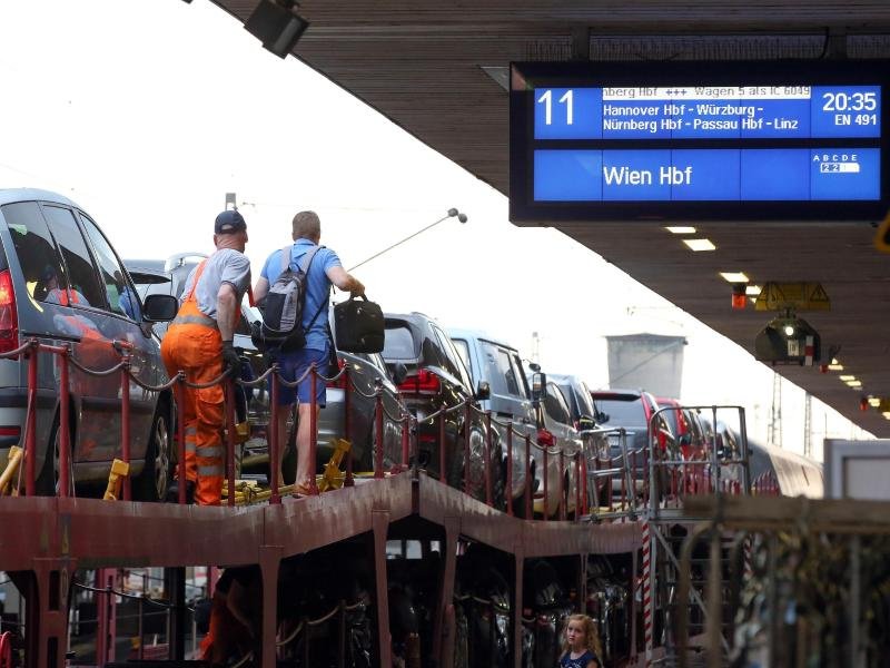 Die Nachtzüge der ÖBB (Österreichische Bundesbahnen) fahren regelmäßig zwischen Hamburg-Altona und Wien.