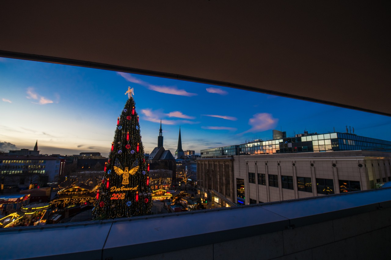 Seine Dimensionen haben sich bis nach Australien herumgesprochen: Der Weihnachtsbaum auf dem Dortmunder Weihnachtsmarkt.