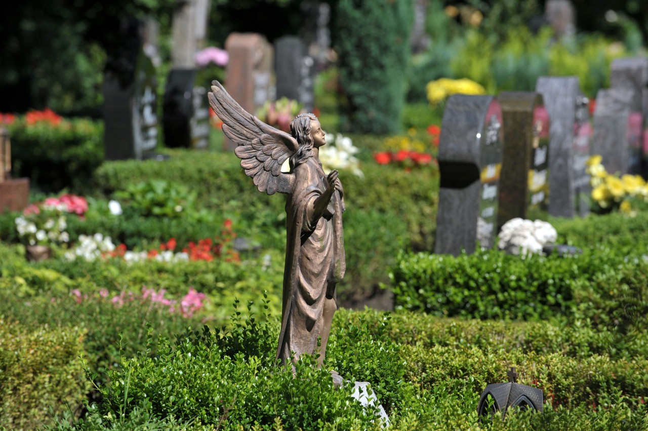 In Duisburg ist ein Familiengrab zum dritten Mal geplündert worden. (Symbolbild)