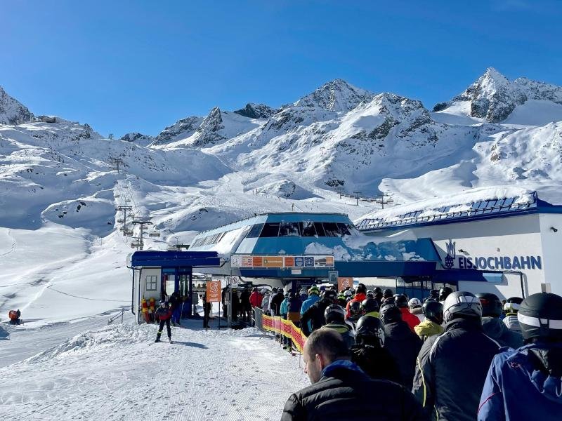 Eine Reihe von österreichischen Skigebieten will trotz des Lockdowns demnächst seine Lifte starten.