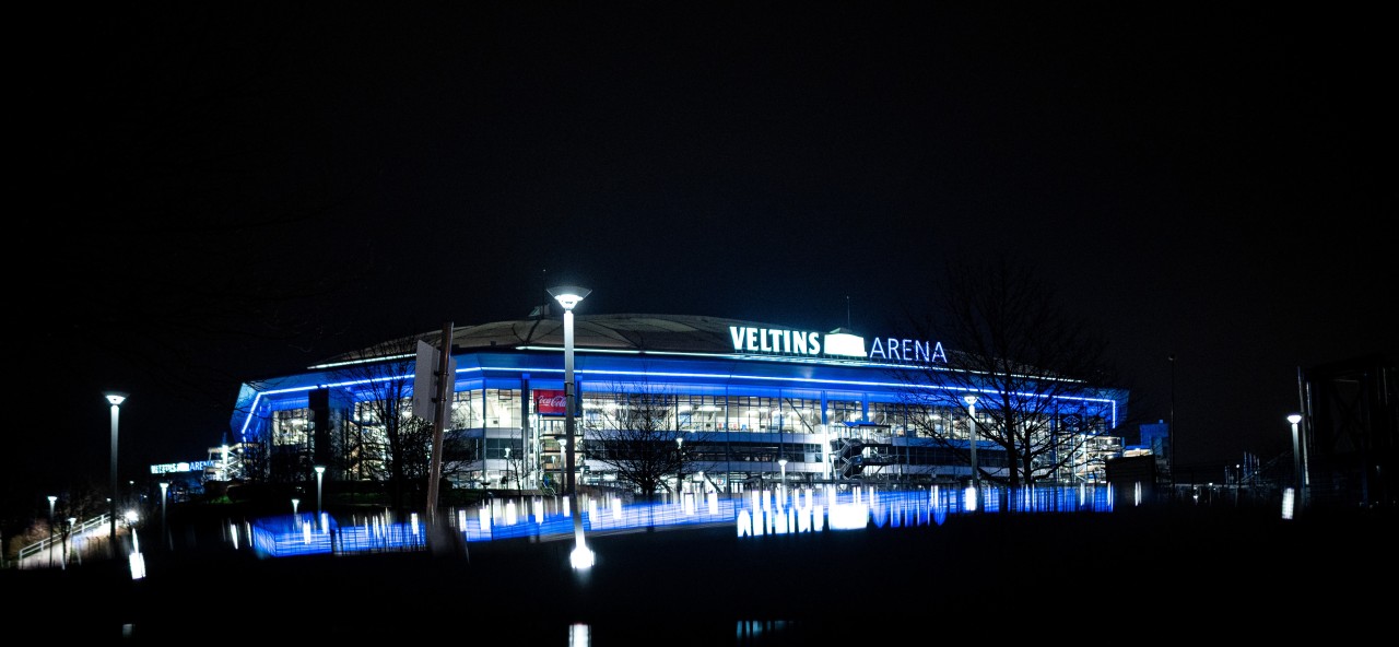 Vor der Veltins Arena haben die Fans des FC Schalke 04 eine krasse Pyroshow abgezogen.