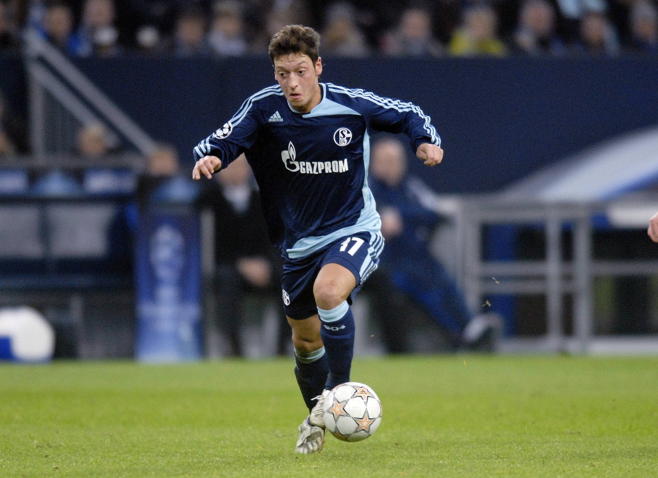 Mesut Özil spielte von 2006 bis 2008 bei den Profif von S04 mit.