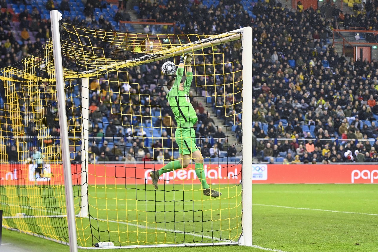 Ex-Schalke-Keeper Markus Schubert unterlief ein böser Patzer.