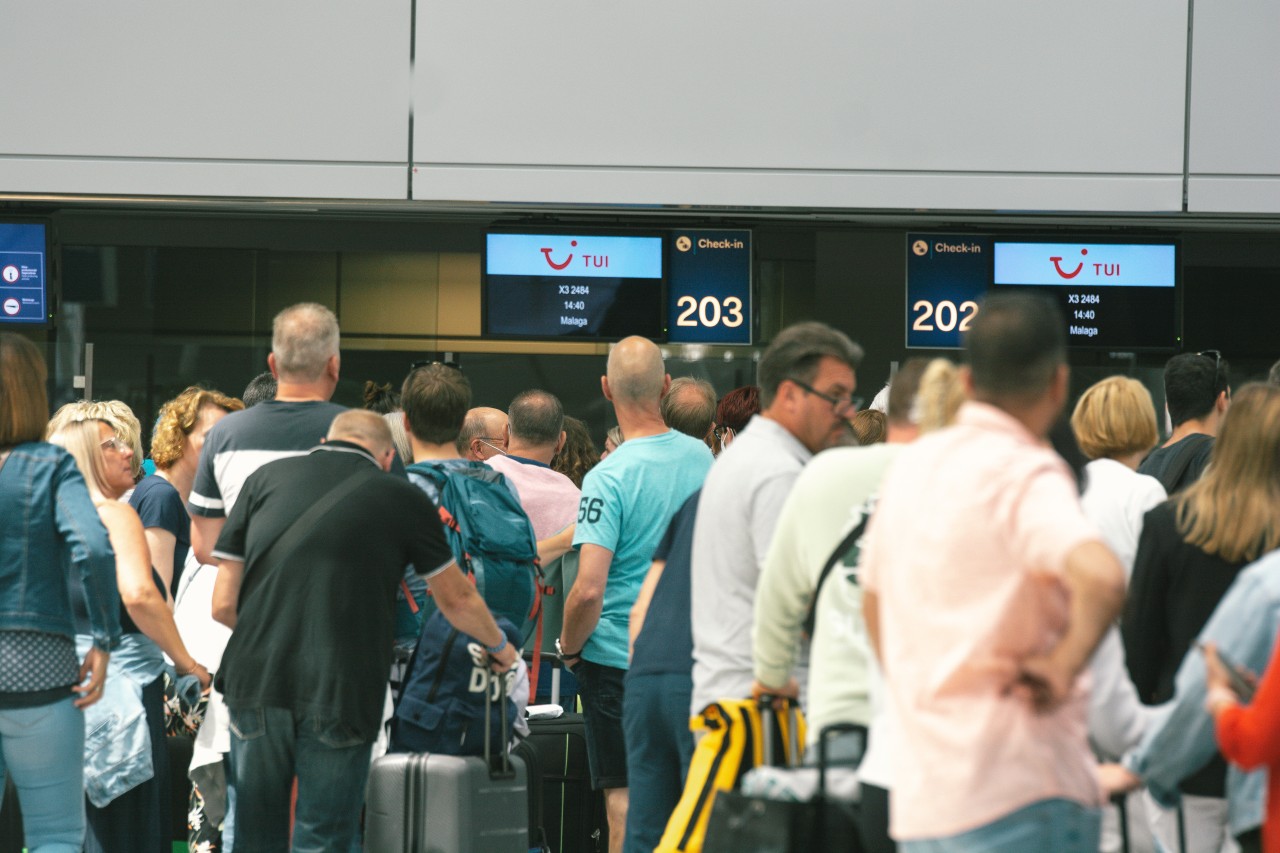 Der Flughafen Düsseldorf versinkt mal wieder im Chaos. Nun stehen die Leute bis aus dem Terminal raus. (Symbolbild)