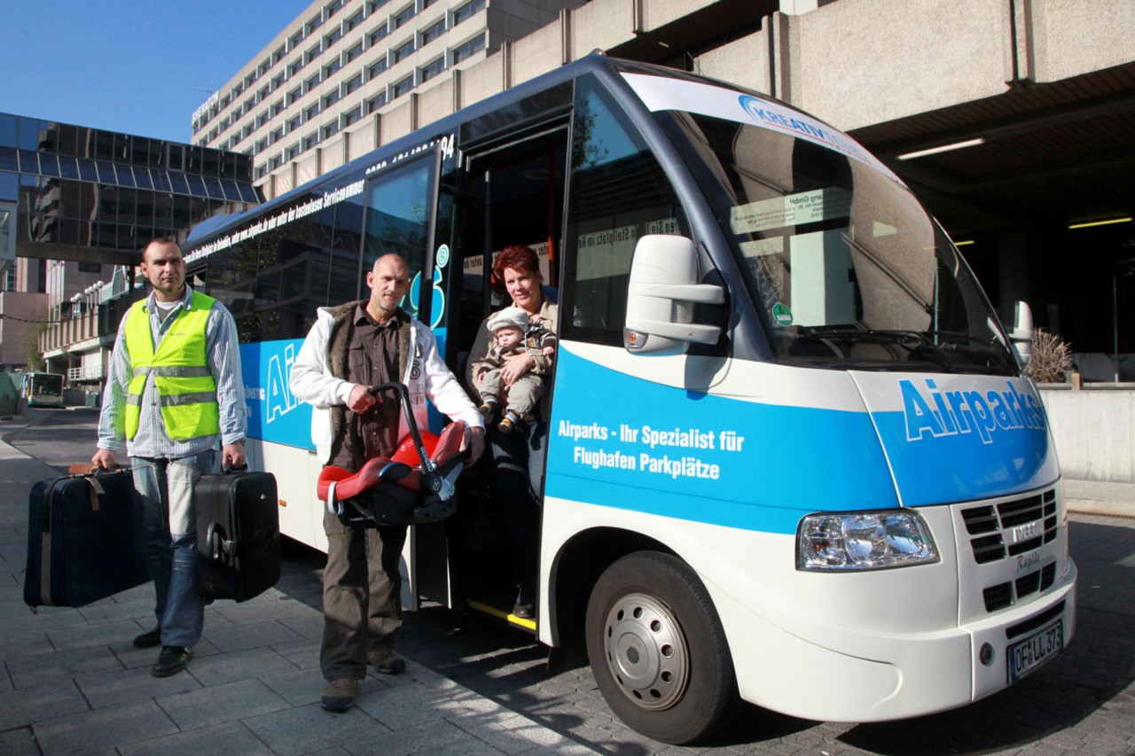 Die Parkplätze privater Anbieter sind meist etwas weiter vom Flughafen entfernt. Mit Shuttlebussen geht es dann zum Terminal.    