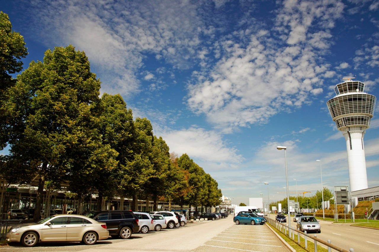 Parken am Flughafen ist oft richtig teuer. Wie hier in München gibt es jedoch meist auch Urlauberparkplätze.