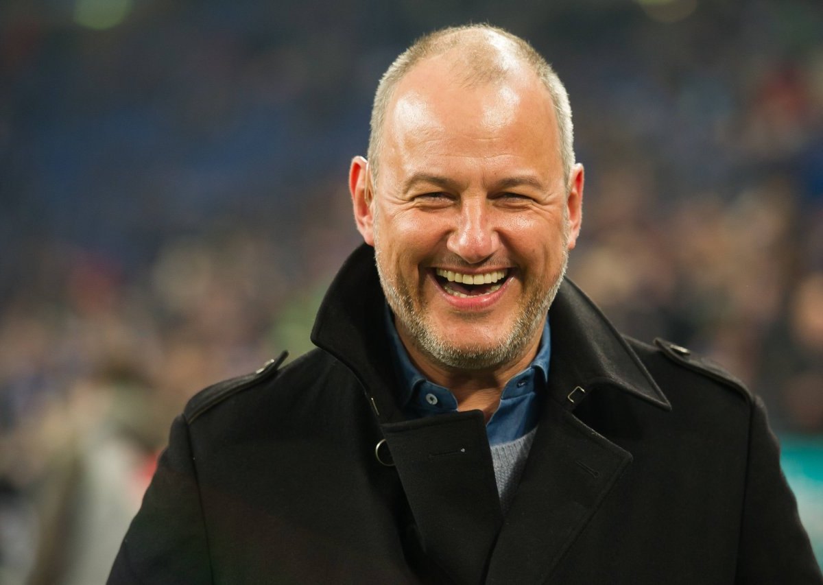 Frank Rosin lacht Schalke Werder Bremen 2015.jpg