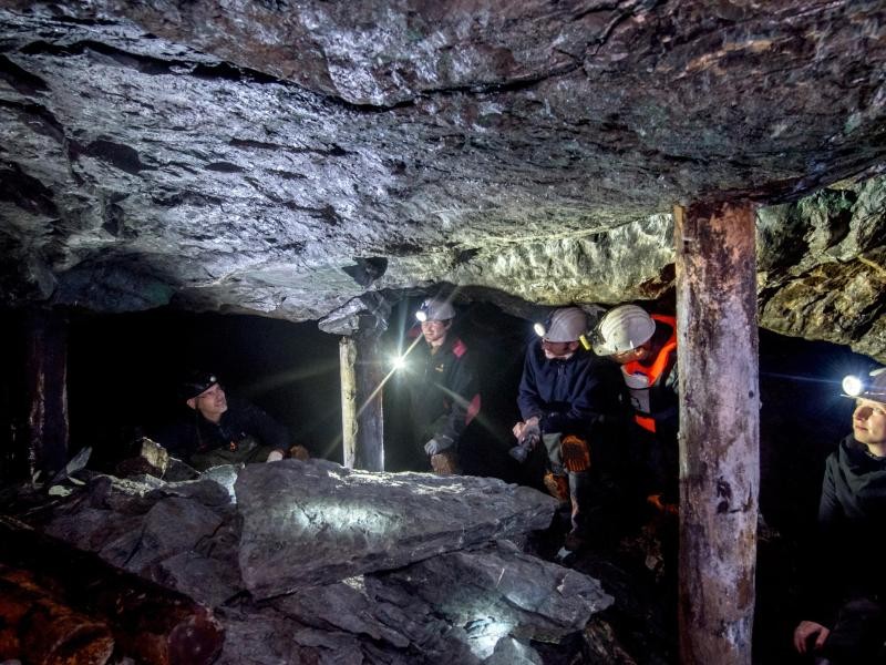 Gästeführer Thomas Wäsche (l) führt die Exkursion durch den Altbergbau im Röhrigschacht Wettelrode an.