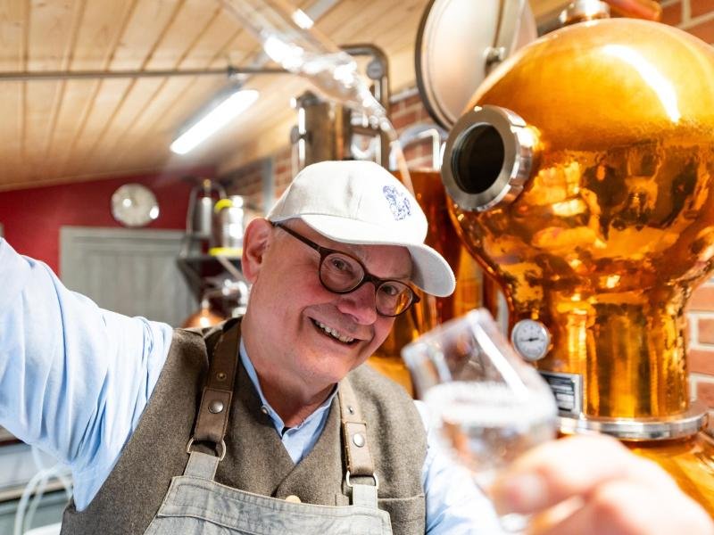 Gerhard Bosselmann kontrolliert in seiner Brennerei den von ihm gebrannten Heide-Gin.