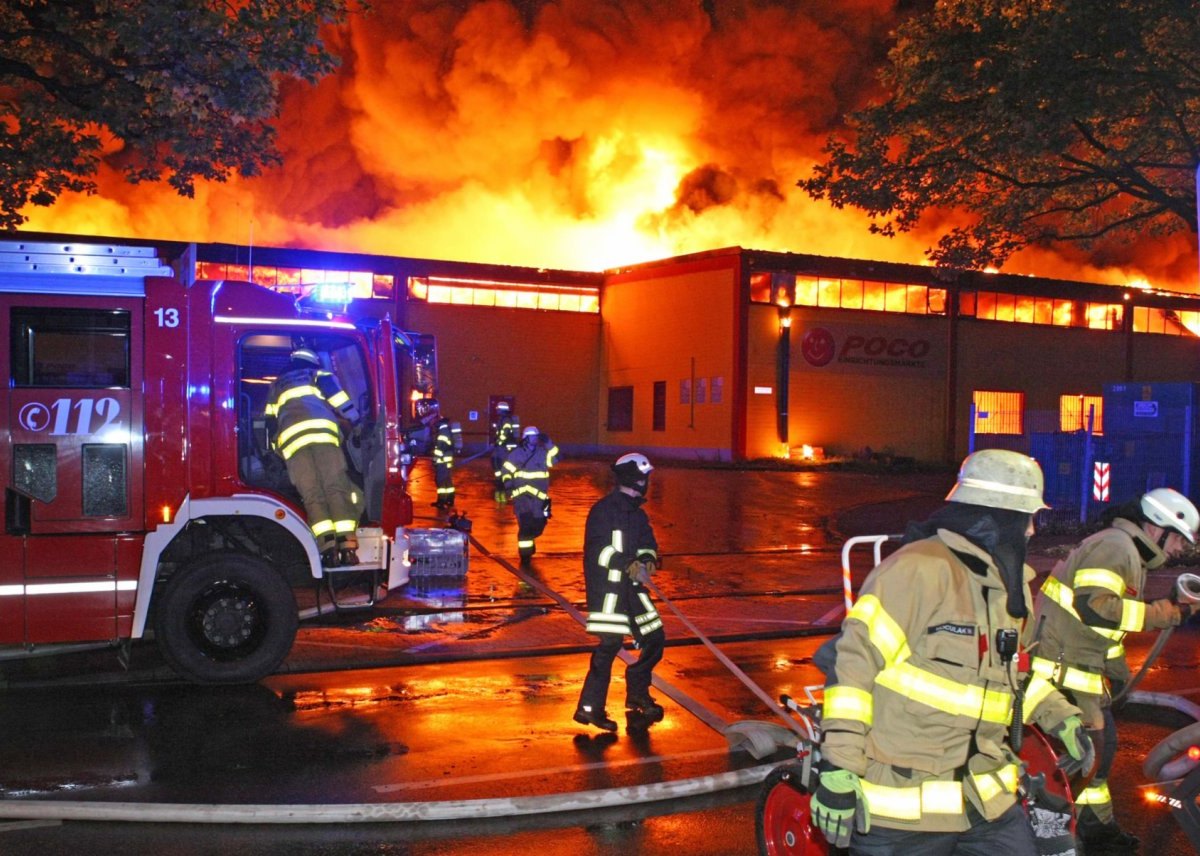 Großbrand im Poco-Möbellager in Aachen