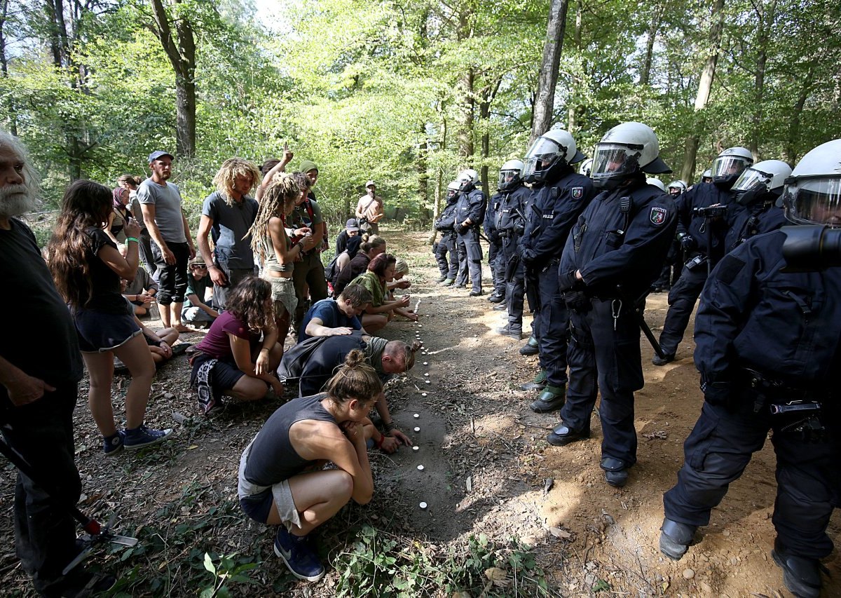 Hambacher Forst Aktivisten Trauer Polizei.jpg