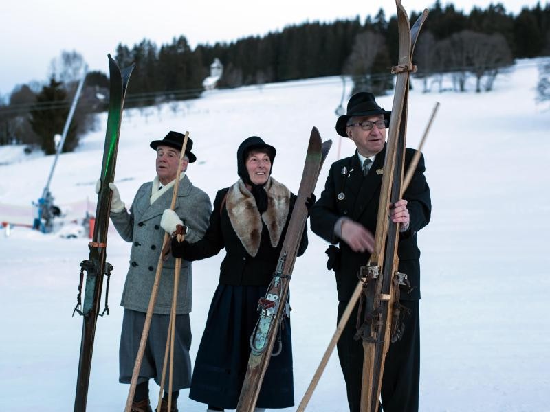 Die Ausrüstung und Bekleidung sah lange Jahre nicht so modern aus wie heute: Historisch gekleidete Skifahrer am Skilift Altglashütten.