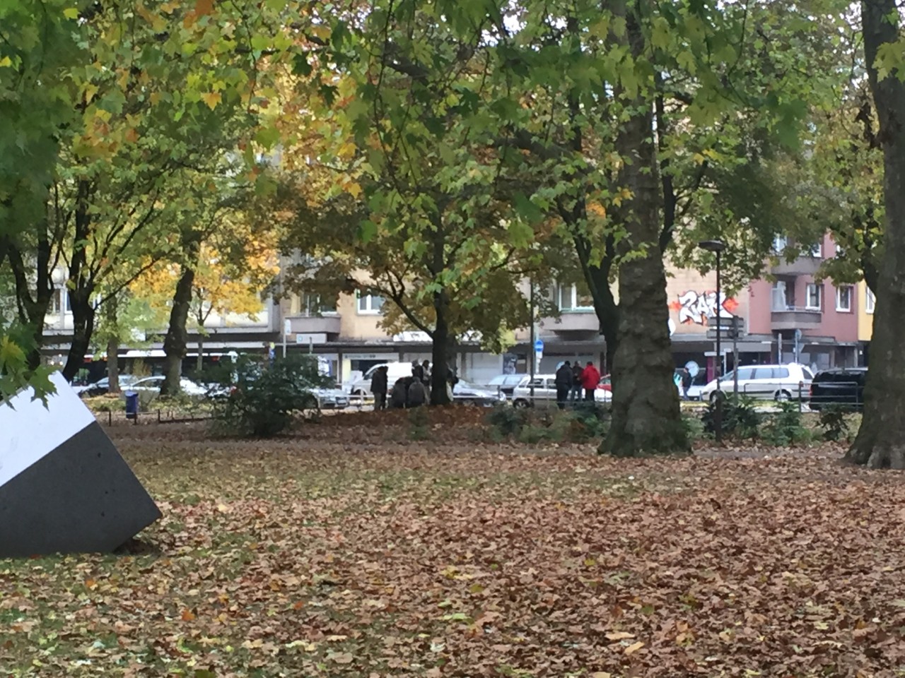 Im Kantpark, direkt am Lehmbruck Museum trifft sich die Trinkerszene von Duisburg.