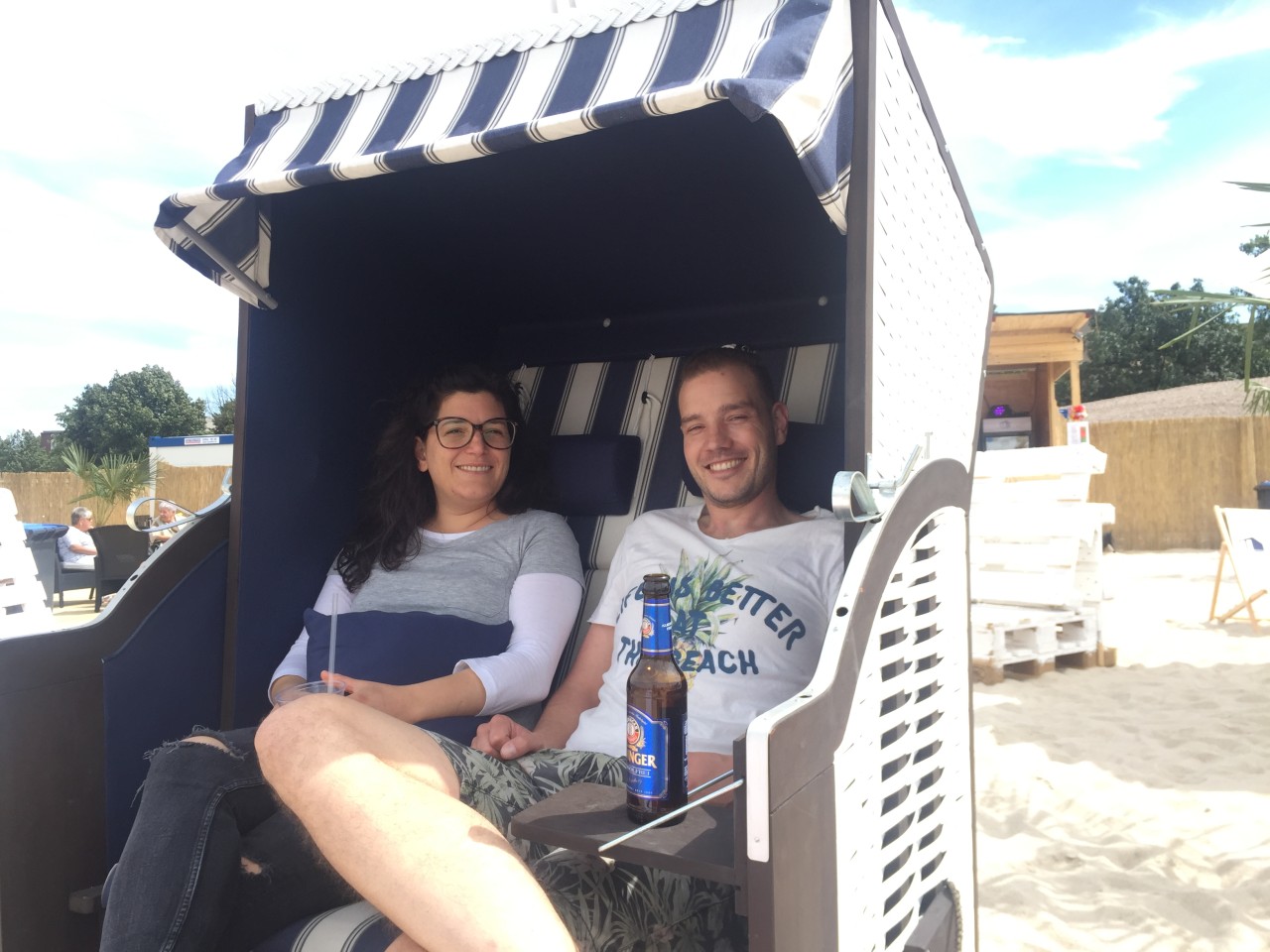 Lisa und Michael aus Mülheim genießen den Strand in Duisburg.