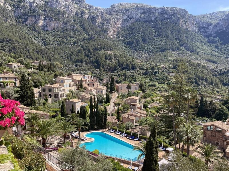 Im Hotel "La Residencia" wartet nach dem Wandertag die Entspannung - mit einem schönen Blick auf Deiá.