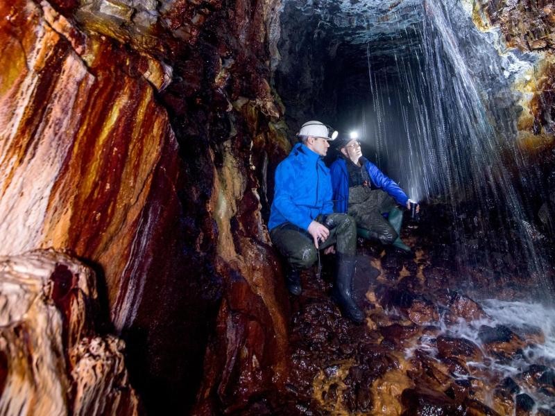 Im Röhrigschacht Wettelrode müssen sich die Besucher auf jede Menge Wasser von oben einstellen - Regenjacke mitnehmen!.