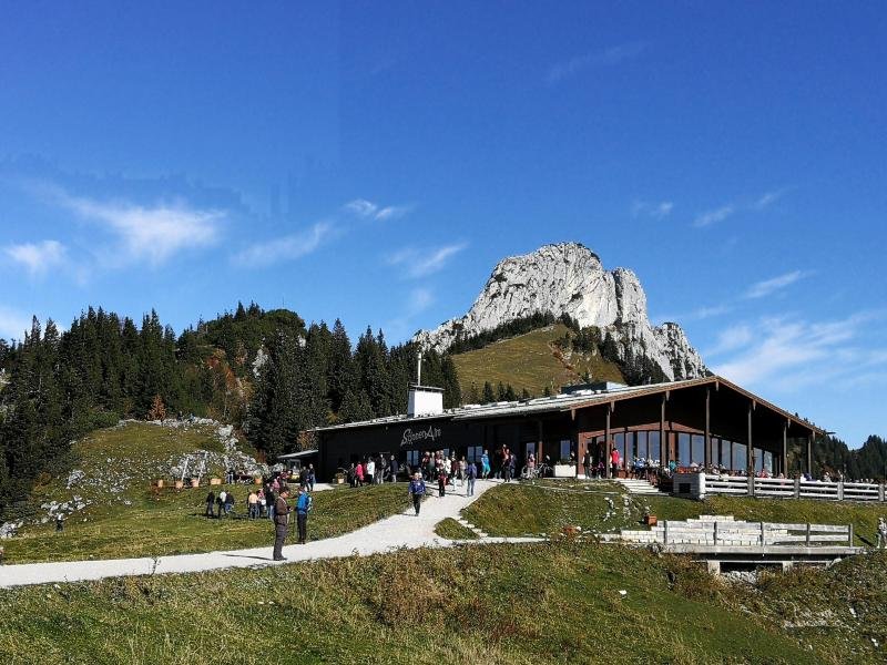 In den Bergen sollten Wanderer ein paar grundlegende Dinge beachten. Das gilt sowohl für unterwegs als auch die Übernachtung auf der Hütte.