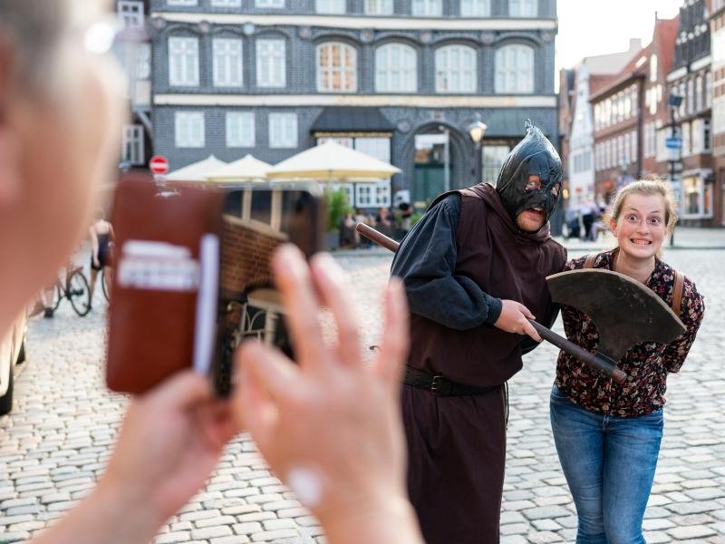 In seiner braunen Kutte führt der Scharfrichter Meister Hans durch die Altstadtgassen von Lüneburg.